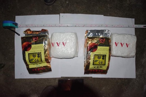 Khen thưởng lực lượng bắt đối tượng vận chuyển 2kg ma túy đá và 4.000 viên ma túy tổng hợp  - Ảnh 2.