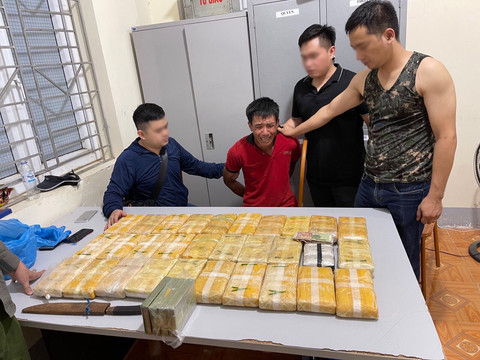 Bắt người nước ngoài mang lượng ma túy ‘khủng’ vào Việt Nam - Ảnh 1.