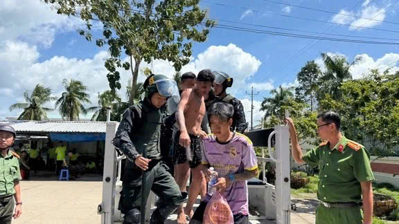 Tạm giữ 9 người để điều tra vụ 314 học viên cai nghiện ma túy bỏ trốn ở An Giang- Ảnh 1. Tạm giữ 9 người để điều tra vụ 314 học viên cai nghiện ma túy bỏ trốn ở An Giang- Ảnh 1.