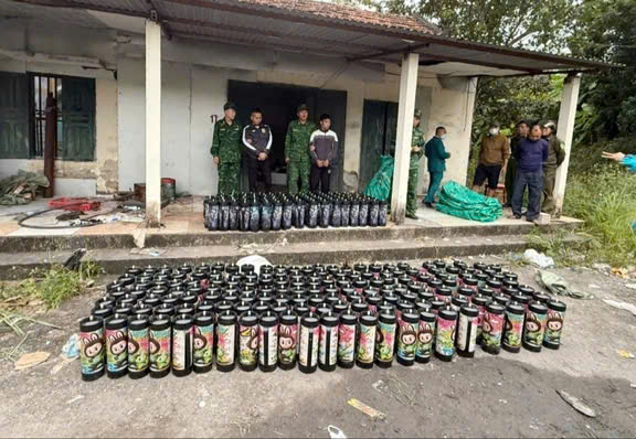 Bắt giữ nhóm đối tượng buôn bán, vận chuyển khí cười với số lượng lớn- Ảnh 1.