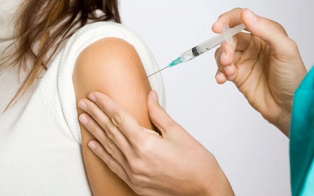 Phụ nữ từng ghép tạng, ung thư hoặc nhiễm HIV có nên tiêm vaccine HPV?- Ảnh 1. Phụ nữ từng ghép tạng, ung thư hoặc nhiễm HIV có nên tiêm vaccine HPV?- Ảnh 1.