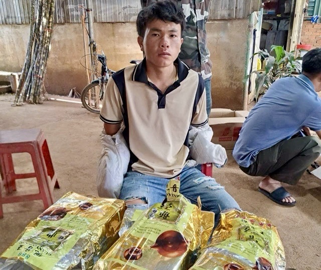 Tạm giữ đối tượng vận chuyển hơn 3kg ma túy đá- Ảnh 1. Tạm giữ đối tượng vận chuyển hơn 3kg ma túy đá- Ảnh 1.