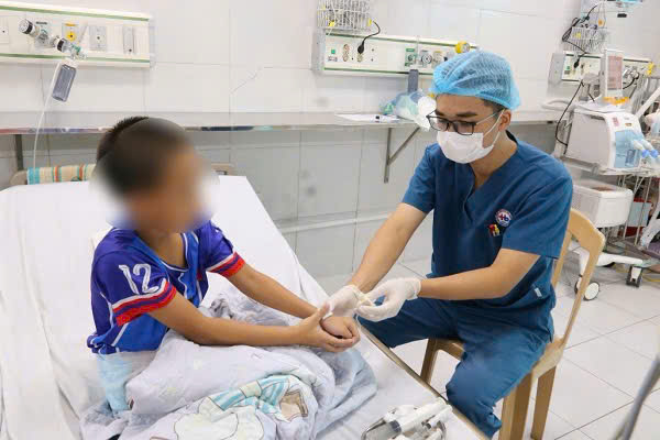 Cứu sống bé 9 tuổi ngộ độc Methadone ngừng tim nguy kịch- Ảnh 1. Cứu sống bé 9 tuổi ngộ độc Methadone ngừng tim nguy kịch- Ảnh 1.