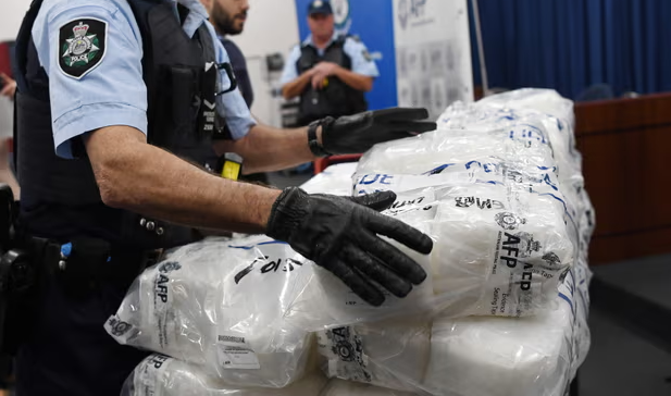 Australia thu giữ 900kg ma túy amphetamine giấu trong cuộn bìa cứng- Ảnh 1.