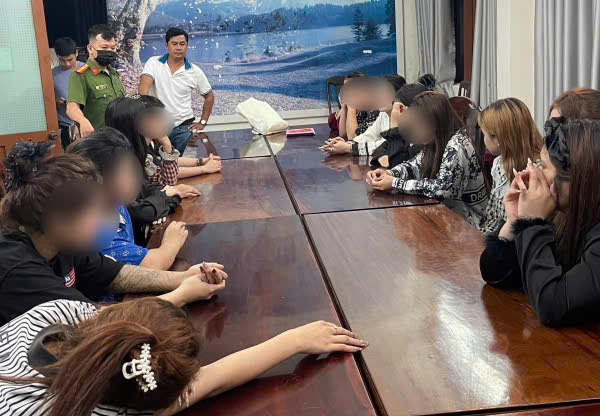Bắt ‘tú bà’ điều hành gái mại dâm phục vụ quán karaoke- Ảnh 1.