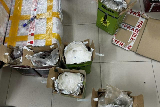 Siết chặt quản lý, ngăn chặn ma túy ‘núp bóng’ hàng chuyển phát nhanh  - Ảnh 1.