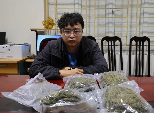 Phát hiện hơn 1kg cần sa trong đơn hàng giao qua xe ôm ở Hà Nội- Ảnh 1.