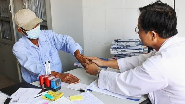 Hơn 98% bệnh nhân HIV được kiểm soát tải lượng virus nhờ điều trị ARV - Ảnh 1. Hơn 98% bệnh nhân HIV được kiểm soát tải lượng virus nhờ điều trị ARV - Ảnh 1.