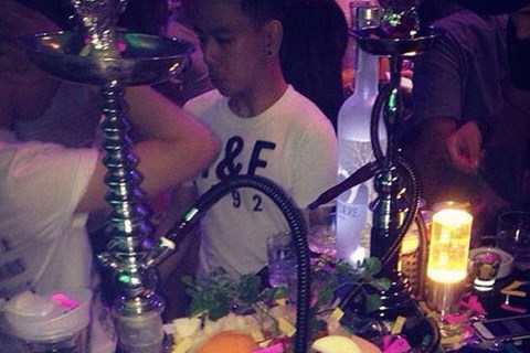 Hàng trăm dân chơi nhả khói shisha trong nhà hàng ở TPHCM