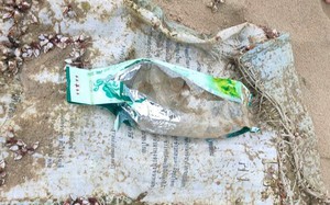 Liên tiếp phát hiện các gói nghi là ma túy trôi dạt vào bờ biển
