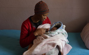 Lây truyền HIV từ mẹ sang con gia tăng ở Nam Phi