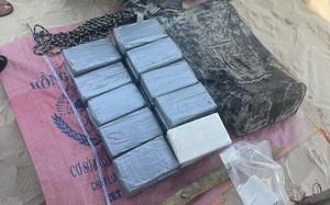Phát hiện 25 kg nghi là ma túy trôi dạt vào biển Bình Thuận