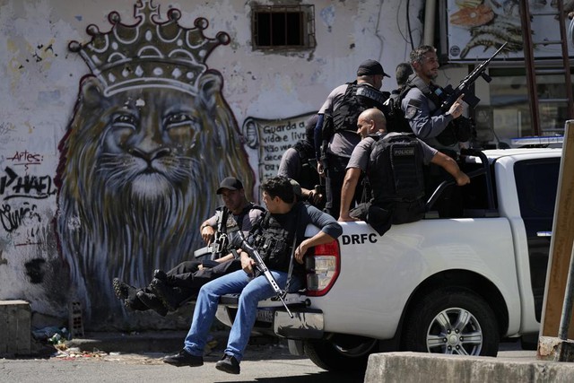 Cảnh sát Brazil nỗ lực giành lại quyền kiểm soát một số khu 'ổ chuột' - Ảnh 1.