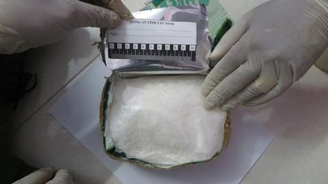 Bắt nhóm người vận chuyển 4,5 kg ma túy từ Campuchia về Việt Nam - Ảnh 1.