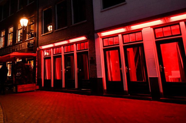 Lao động mại dâm ở Amsterdam phản đối lệnh không được đứng ở cửa sổ - Ảnh 1.