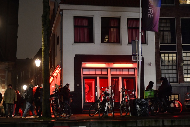 Lao động mại dâm ở Amsterdam phản đối lệnh không được đứng ở cửa sổ - Ảnh 2.