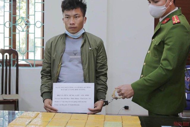 Lai Châu bắt đối tượng vận chuyển trái phép 21 bánh heroin - Ảnh 1.