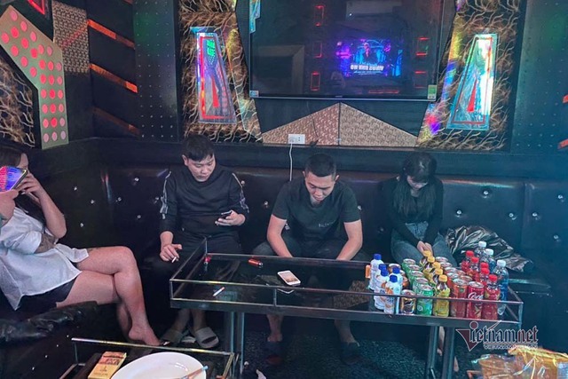 Bắt nhân viên và khách sử dụng ma túy tại quán karaoke Gold ở Lạng Sơn - Ảnh 1.