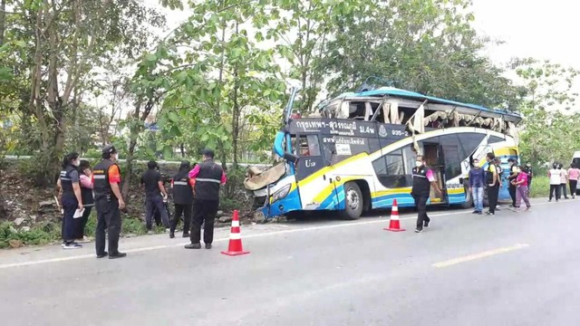 Thái Lan: Tài xế 'phê' ma túy để xe buýt lao thẳng vào trụ cầu - Ảnh 1. Thái Lan: Tài xế 'phê' ma túy để xe buýt lao thẳng vào trụ cầu - Ảnh 1.