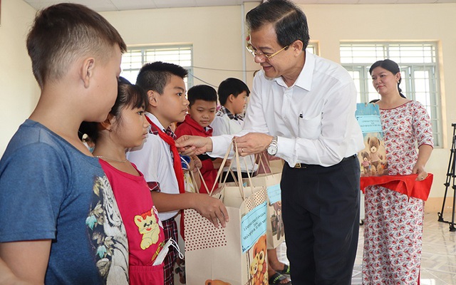 Tặng quà cho trẻ em mồ côi do COVID-19, bị nhiễm HIV/AIDS - Ảnh 1. Tặng quà cho trẻ em mồ côi do COVID-19, bị nhiễm HIV/AIDS - Ảnh 1.