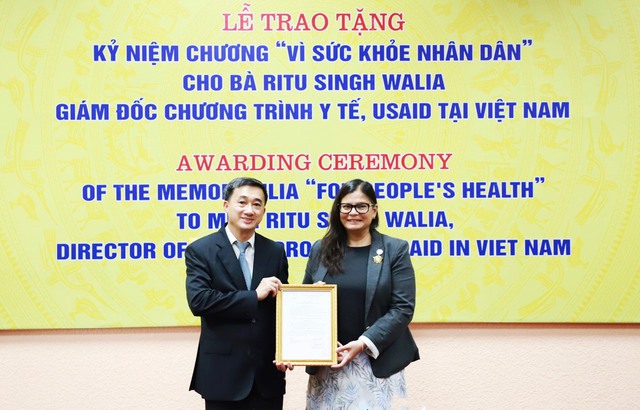 Trao kỷ niệm chương cho Giám đốc USAID vì những đóng góp cho phòng, chống HIV/AIDS tại Việt Nam - Ảnh 1.