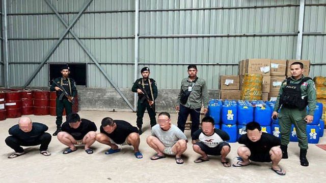 Campuchia: Bắt giữ 7 nghi phạm với hơn 14 tấn hóa chất sản xuất ma túy - Ảnh 1.