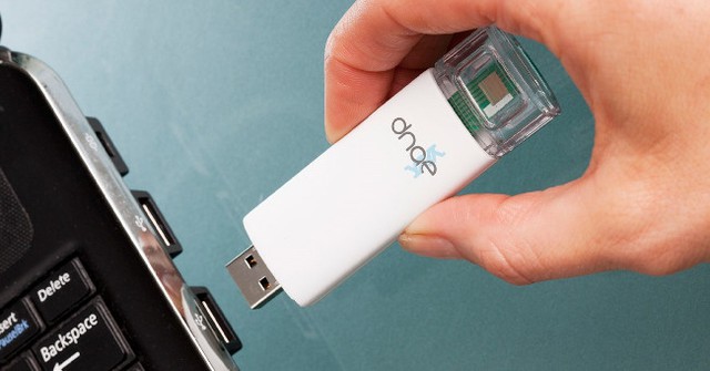 Phát minh ra loại USB gắn chip hỗ trợ xét nghiệm và điều trị HIV - Ảnh 1.