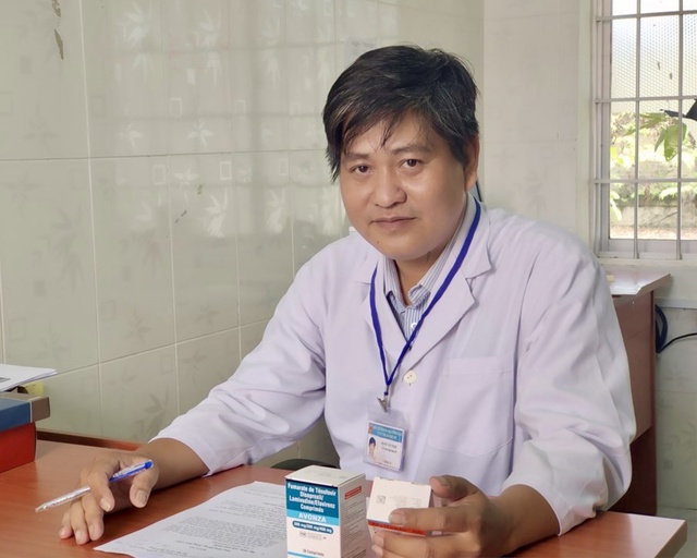 Vị bác sĩ gần 20 năm ‘thầm lặng’ giúp đỡ bệnh nhân nhiễm HIV - Ảnh 1.