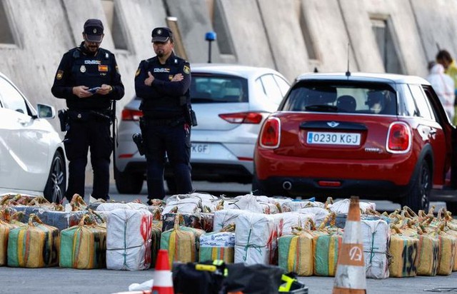 Tây Ban Nha bắt giữ 4,5 tấn cocaine trên tàu chở gia súc - Ảnh 1.
