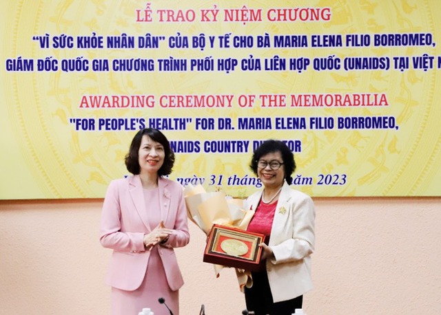 Trao Kỷ niệm chương 'Vì sức khỏe nhân dân' cho Giám đốc Quốc gia UNAIDS tại Việt Nam - Ảnh 1.
