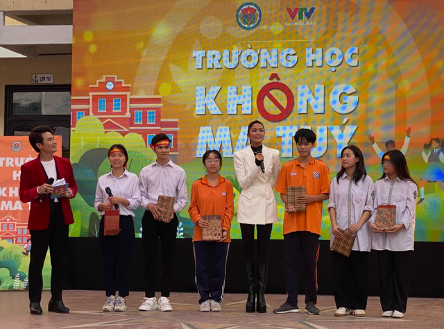 NSND Xuân Bắc, hoa hậu H'Hen Niê kêu gọi giới trẻ tránh xa ma tuý- Ảnh 1. NSND Xuân Bắc, hoa hậu H'Hen Niê kêu gọi giới trẻ tránh xa ma tuý- Ảnh 1.