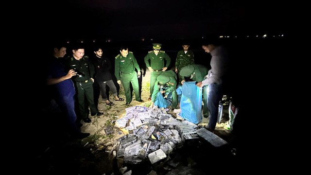 Phát hiện gần 300 gói nghi ma túy trôi dạt vào bờ biển Quảng Ngãi- Ảnh 1.