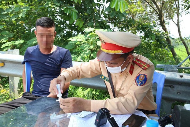 Cảnh sát giao thông ứng dụng công nghệ trong kiểm soát tài xế vi phạm- Ảnh 1.