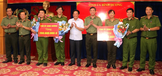 Khen thưởng đột xuất lực lượng phá chuyên án, thu giữ 64 kg ma túy- Ảnh 1. Khen thưởng đột xuất lực lượng phá chuyên án, thu giữ 64 kg ma túy- Ảnh 1.