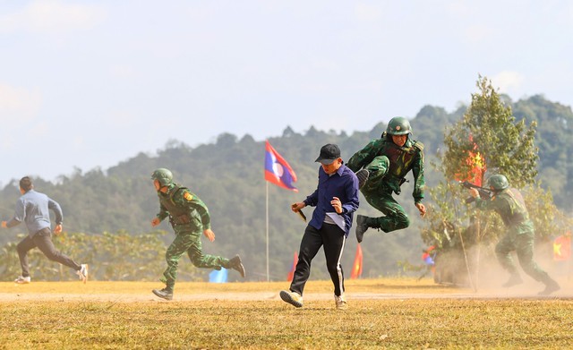 Diễn tập đánh bắt tội phạm ma túy qua biên giới Việt Nam - Lào- Ảnh 3.