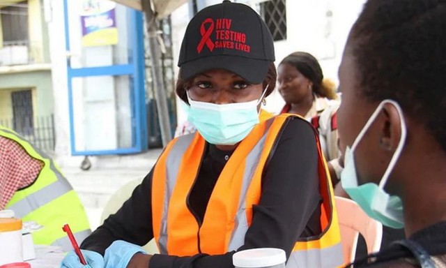 Nigeria ghi nhận ít nhất 15 nghìn ca tử vong liên quan đến HIV/AIDS mỗi năm - Ảnh 1.