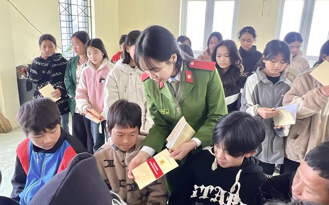 Ra mắt ứng dụng VNeID trong phòng, chống tội phạm tại nơi từng là 'điểm nóng' về ma túy- Ảnh 1.