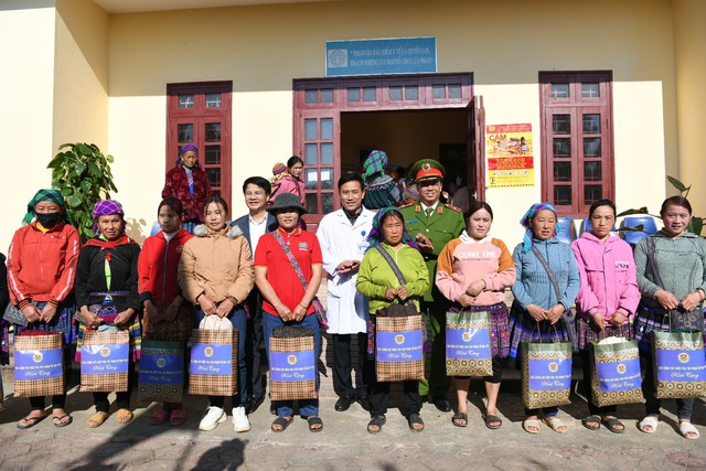 Cục C04 phối hợp khám bệnh, tặng quà người dân xã khó khăn tỉnh Lào Cai- Ảnh 2. Cục C04 phối hợp khám bệnh, tặng quà người dân xã khó khăn tỉnh Lào Cai- Ảnh 2.