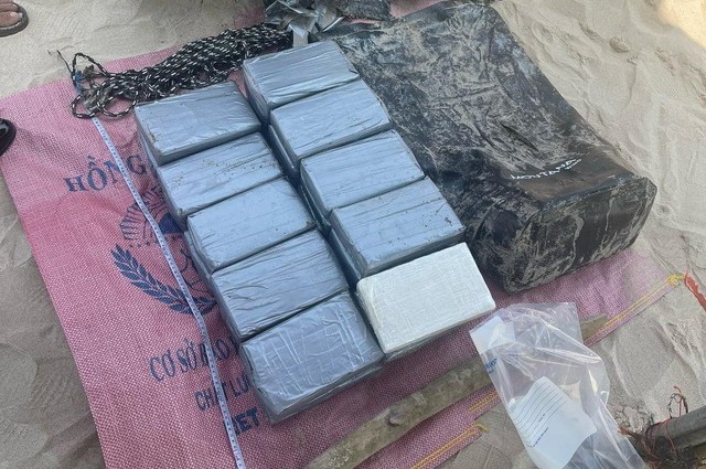 Phát hiện 25 kg nghi là ma túy trôi dạt vào biển Bình Thuận- Ảnh 1.