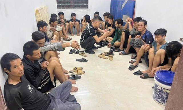 Bắt giữ một xe ô tô chở 19 thanh niên nghiện ma túy- Ảnh 1. Bắt giữ một xe ô tô chở 19 thanh niên nghiện ma túy- Ảnh 1.