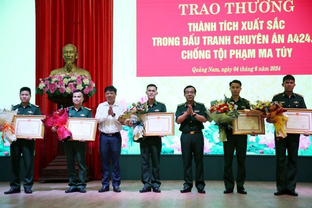 Khen thưởng thành tích phá chuyên án vận chuyển gần 200 kg ma túy- Ảnh 1. Khen thưởng thành tích phá chuyên án vận chuyển gần 200 kg ma túy- Ảnh 1.