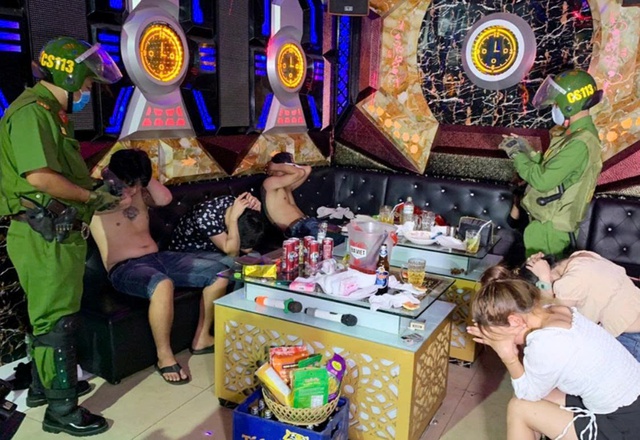 Đột kích quán karaoke ‘chui’ tổ chức cho khách ‘bay lắc’ xuyên đêm tại Hà Nội- Ảnh 1. Đột kích quán karaoke ‘chui’ tổ chức cho khách ‘bay lắc’ xuyên đêm tại Hà Nội- Ảnh 1.