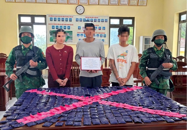 Bắt giữ 3 đối tượng vận chuyển 100 nghìn viên ma túy- Ảnh 1. Bắt giữ 3 đối tượng vận chuyển 100 nghìn viên ma túy- Ảnh 1.