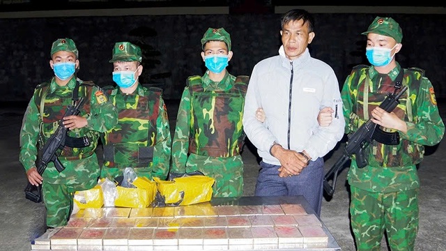 Biên phòng Thanh Hoá bắt quả tang đối tượng vận chuyển 32 bánh heroin- Ảnh 1.