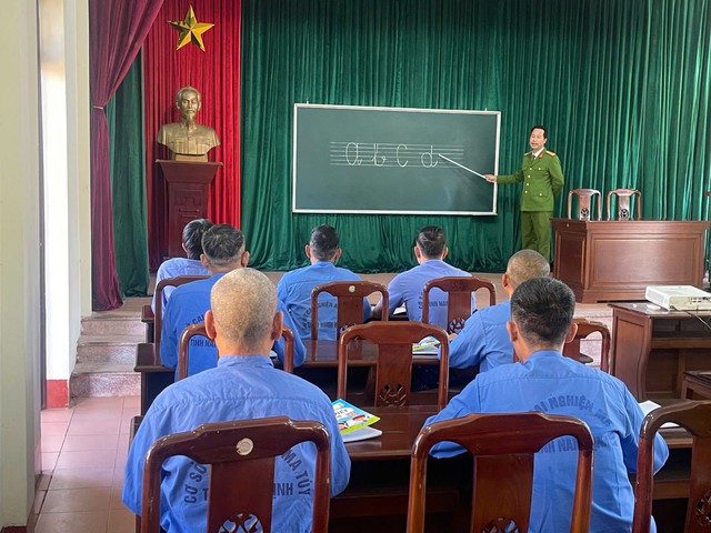 Xóa mù chữ cho học viên tại Cơ sở cai nghiện ma túy số 3- Ảnh 1. Xóa mù chữ cho học viên tại Cơ sở cai nghiện ma túy số 3- Ảnh 1.