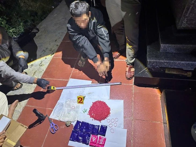 Bắt giữ 2 đối tượng giấu hơn 2.000 viên ma tuý tại nghĩa địa- Ảnh 1.