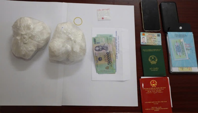 Bắt giữ đối tượng giấu gần 2 bánh heroin dưới nắp capo của ô tô- Ảnh 1.