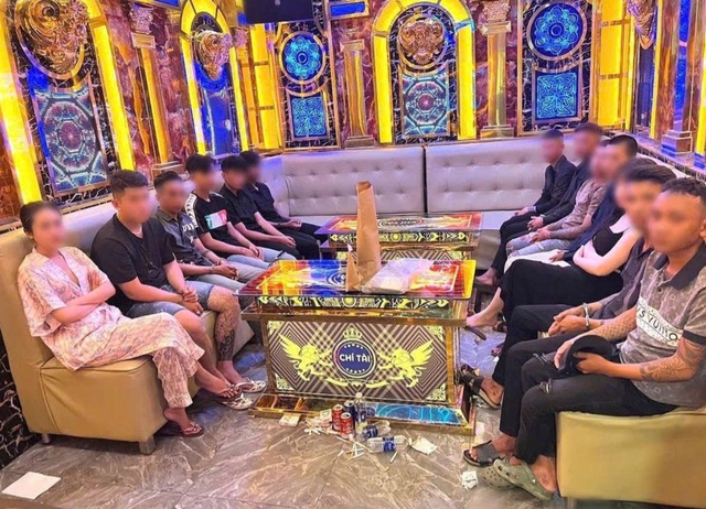 Đột kích quán karaoke, phát hiện 12 người dương tính với ma túy- Ảnh 1. Đột kích quán karaoke, phát hiện 12 người dương tính với ma túy- Ảnh 1.