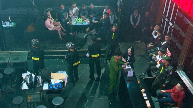 Hàng trăm cảnh sát đồng loạt đột kích 2 quán bar lớn ở Ninh Bình- Ảnh 1.