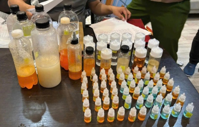 Bắt 2 đối tượng pha chế và mua bán trái phép tinh dầu ma túy quy mô lớn- Ảnh 1. Bắt 2 đối tượng pha chế và mua bán trái phép tinh dầu ma túy quy mô lớn- Ảnh 1.